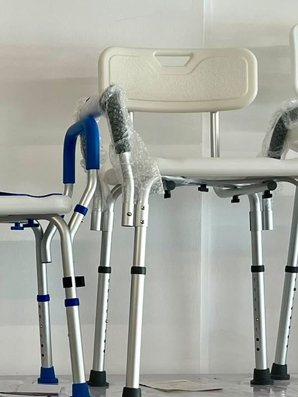 Sedia da doccia con braccioli e schienale, telaio in alluminio regolabile in altezza