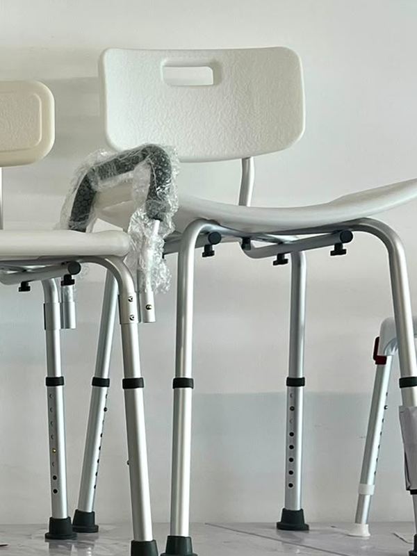 Sedia da doccia con schienale bianco e telaio in alluminio regolabile