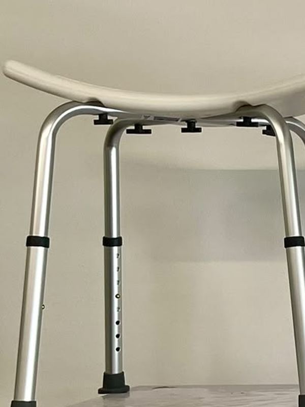 Sedia doccia Termigea con seduta sagomata a bordo rialzato e gambe in alluminio