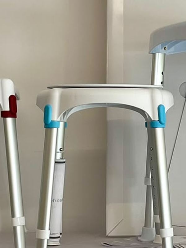 Sgabello da doccia girevole con seduta tonda bianca e dettagli azzurri