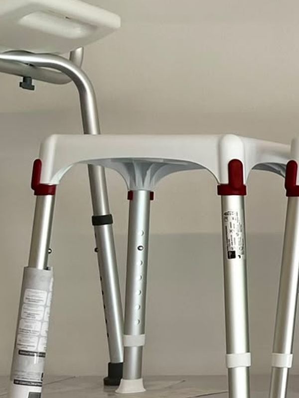 Sgabello da doccia con seduta quadrata bianca e dettagli bordeaux sulle gambe in alluminio