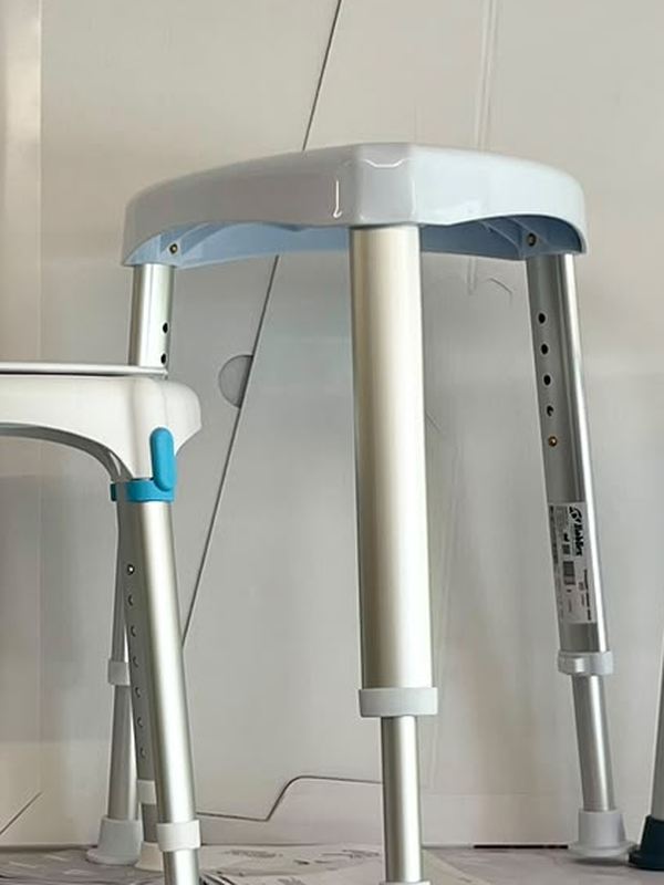 Sgabello da doccia con seduta triangolare arrotondata, pensato per l'angolo del box doccia